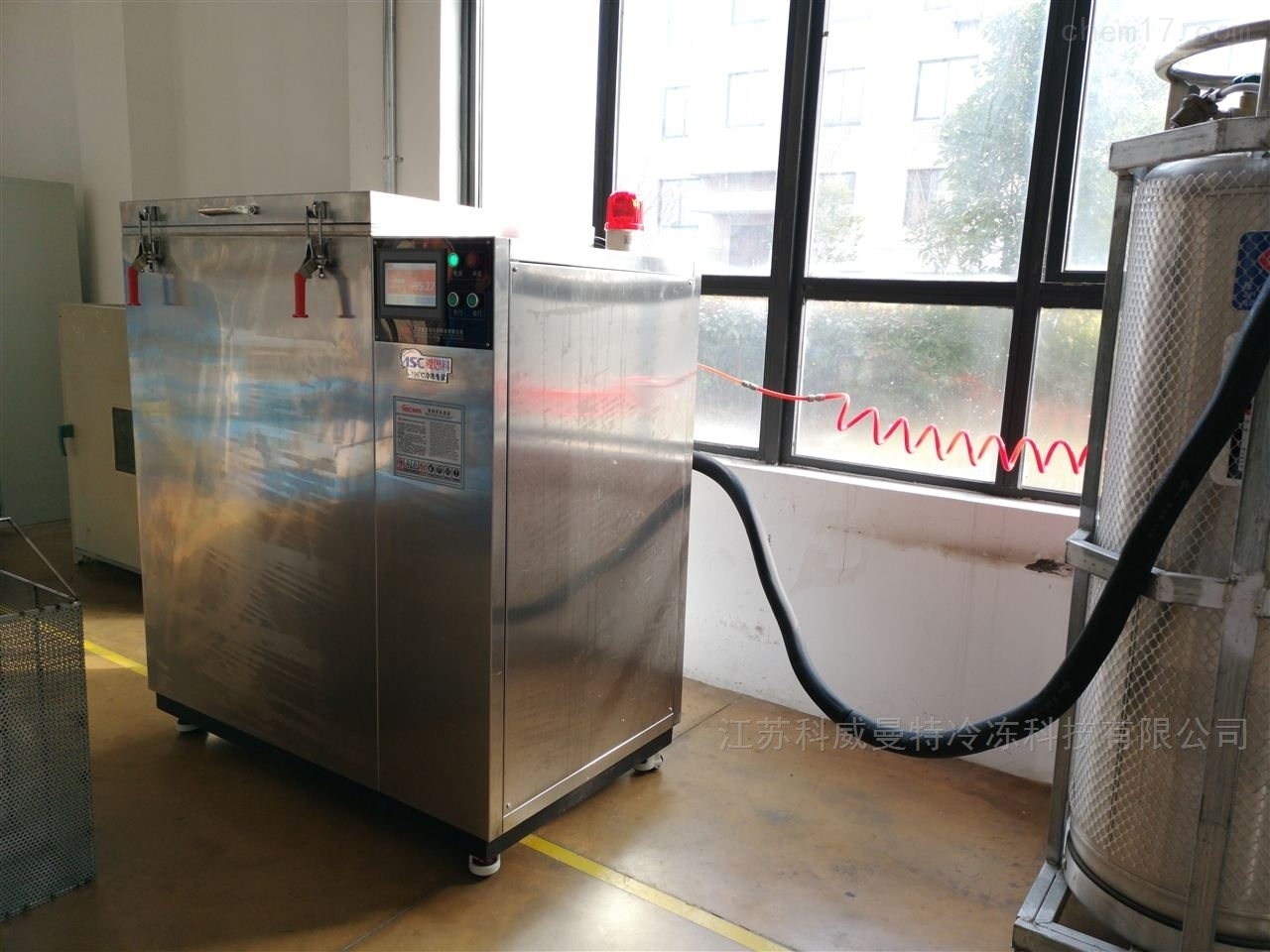 高低溫試驗(yàn)箱適配哪種液氮罐